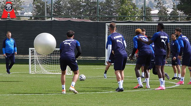 Futbolcuların morali yerinde; Sadiku antrenmana çıktı