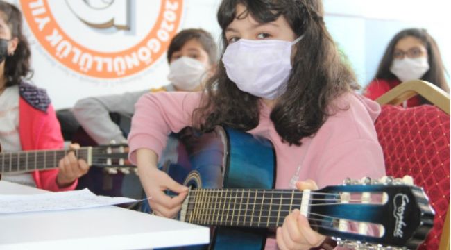 Pandemi stresini bağlama, keman ve gitar çalarak atıyor