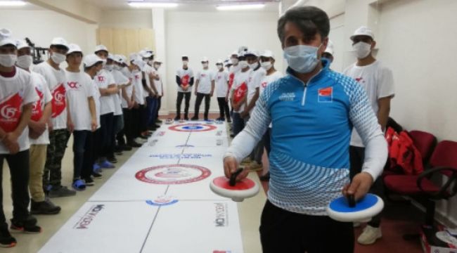 Devlet korumasındaki Afganlı çocukların Floor Curling heyecanı