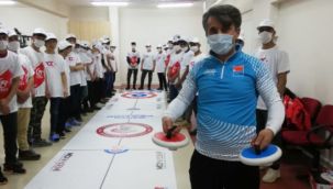 Devlet korumasındaki Afganlı çocukların Floor Curling heyecanı
