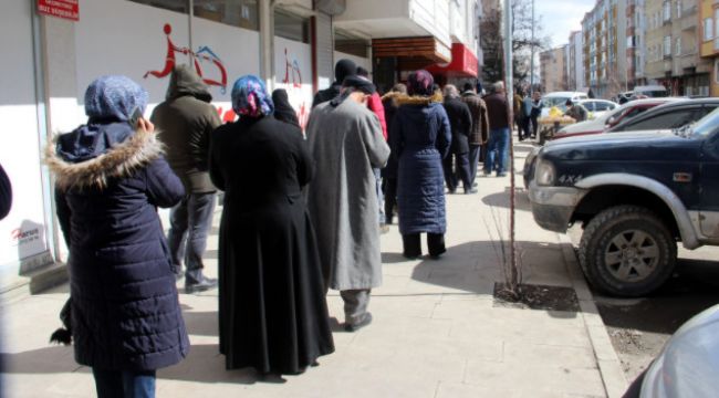 Erzurum'da Ramazan ve kısıtlama öncesi ucuz et kuyruğu