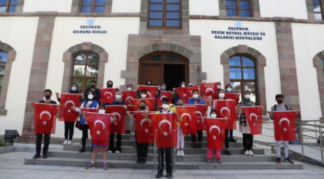 19 Gençle ayrı ayrı tarihi mekanlarda Atatürk'ün Gençliğe Hitabesi okundu