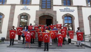 19 Gençle ayrı ayrı tarihi mekanlarda Atatürk'ün Gençliğe Hitabesi okundu