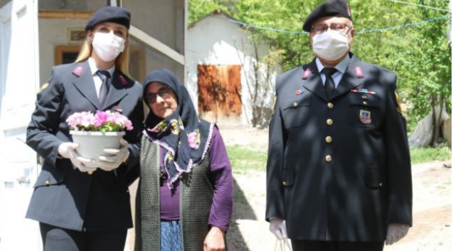 Jandarmadan Güllü anneye anlamlı ziyaret