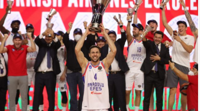 Şampiyon Anadolu Efes kupasını aldı