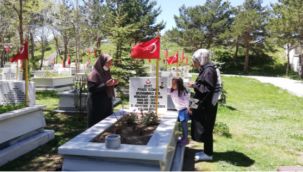 Şehitlikte bayram ziyareti