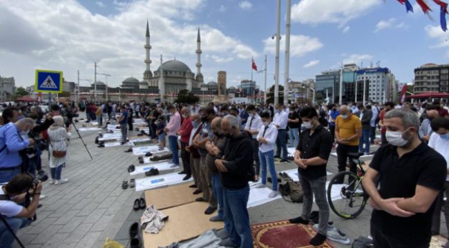 Taksim Cami'inde saf tutuldu