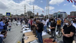 Taksim Cami'inde saf tutuldu