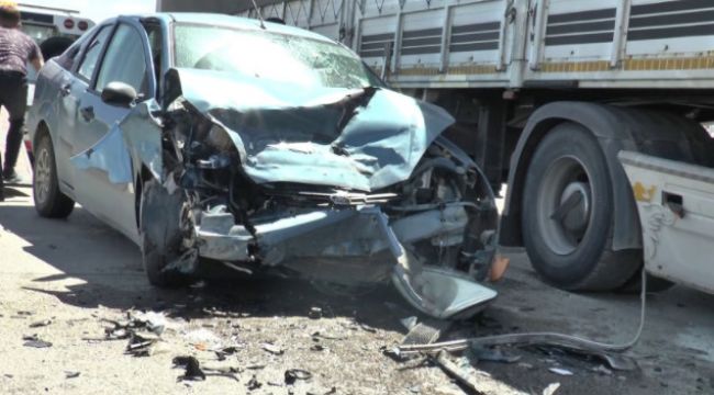 Erzurum'da feci kaza, ışık ihlali yapan otomobil tırın altına girdi