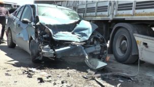 Erzurum'da feci kaza, ışık ihlali yapan otomobil tırın altına girdi