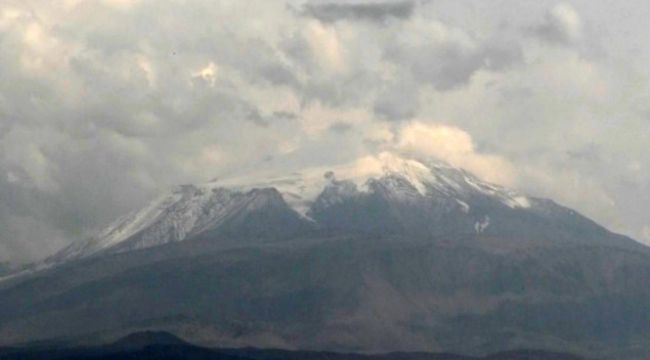 Ağrı Dağı'na kar yağdı