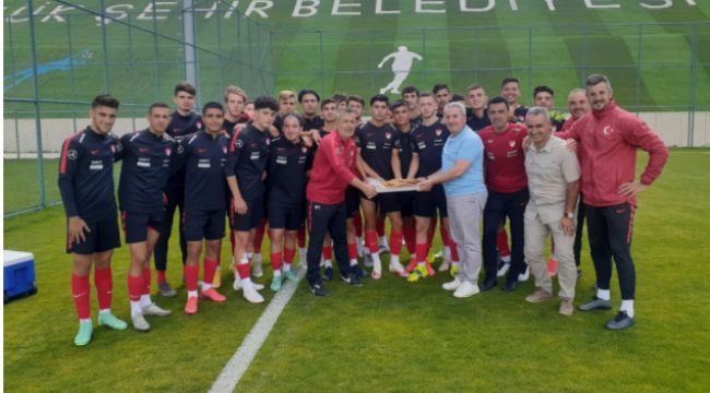 Milli sporculara tatlı ikramı