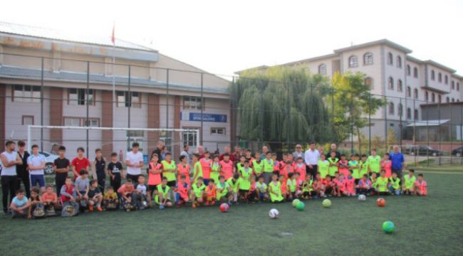 Öğrencilere spor kıyafetleri dağıttılar