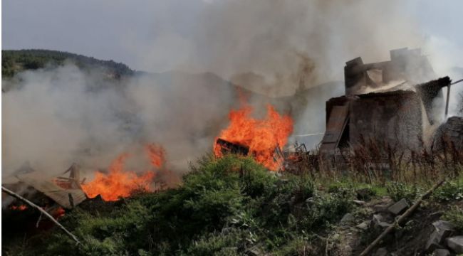 Oltu Arıtaş'ta 6 ev yanarak kül oldu