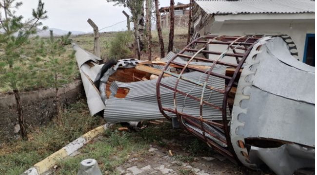 Şiddetli fırtına 30 senelik caminin minaresini yıktı