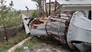 Şiddetli fırtına 30 senelik caminin minaresini yıktı