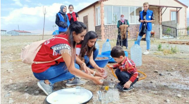 Gönüllü gençler bir günlük köy yaşantısına tanıklık etti