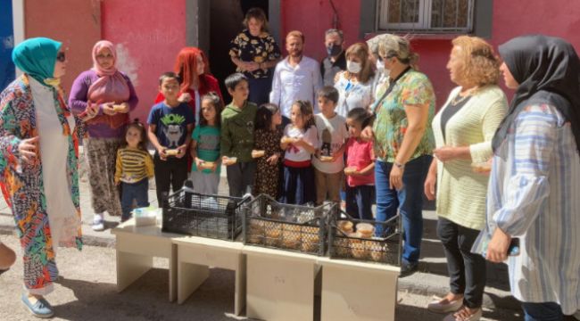 Türk Anneler Derneğinden Aşure dağıtımı