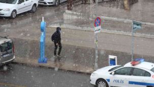 Mevsimin ilk karı yağdı.