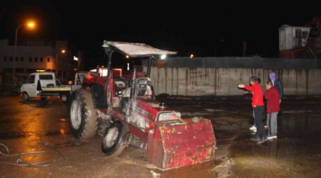 Yağmur sonrası yolda oluşan çukur başında nöbet tuttular