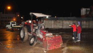 Yağmur sonrası yolda oluşan çukur başında nöbet tuttular