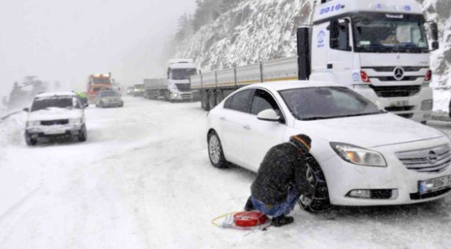 Doğuda kar yolları kapadı