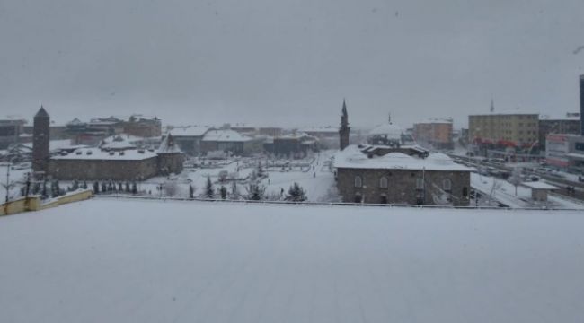 Erzurum beyaz gelinliğini giydi