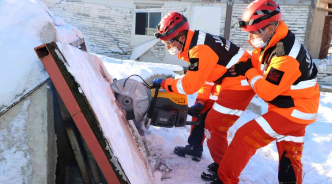 JÖAK ve JAK ekiplerinin deprem tatbikatı gerçeğini aratmadı