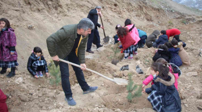 Minik yürekler okul bahçelerine fidan diktiler