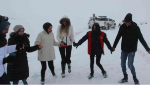 Araçlar kara saplandı, onlar halay çekti