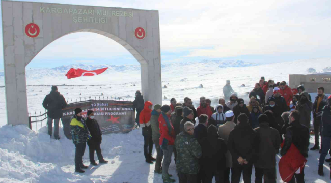 Şehitleri anmak için araç boyu karda şehitliğe gittiler