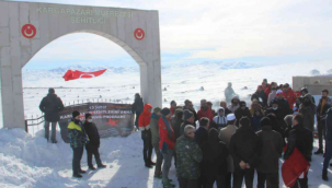Şehitleri anmak için araç boyu karda şehitliğe gittiler