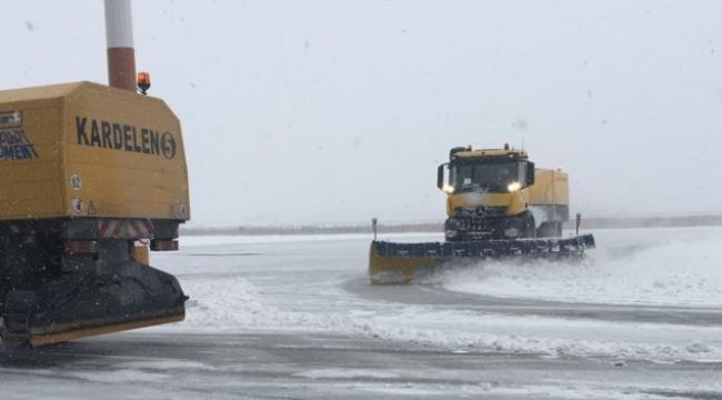 Erzurum Havalimanı'nde karla mücadele