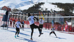 Kar üstünde voleybol