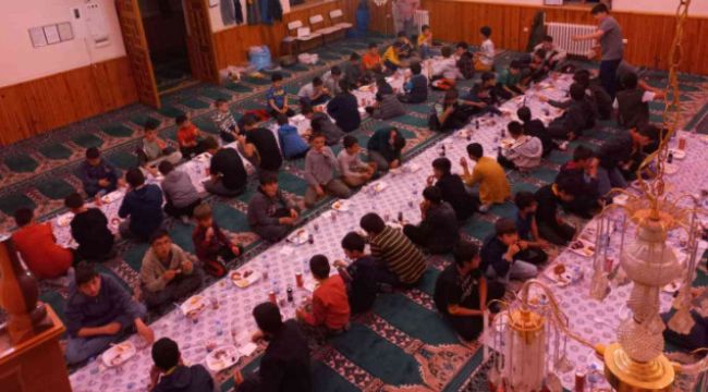 Oltu'da Kuran kursu öğrencilerine medine usulü iftar