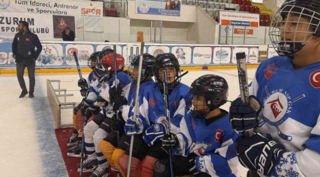  3 Binlik Buz Hokeyi Salonu'nda Buz hokeyi maçları düzenlendi