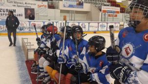  3 Binlik Buz Hokeyi Salonu'nda Buz hokeyi maçları düzenlendi