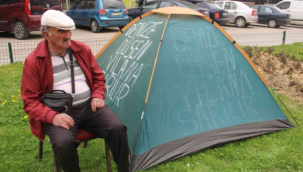 Banka önüne çadır kurdu, gece gündüz eylem nöbetinde