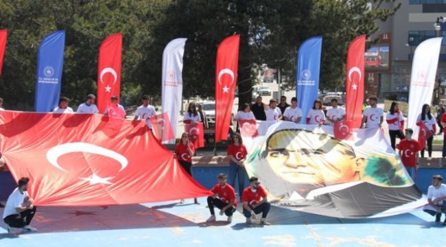 Gençlik Haftası etkinlikleri çelenk sunumu ile başladı