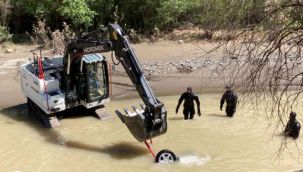 Olur'da Nehirde kaybolan otomobile ulaşıldı, kayıp şahıs aranıyor