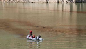 Su altında aramalar sürüyor