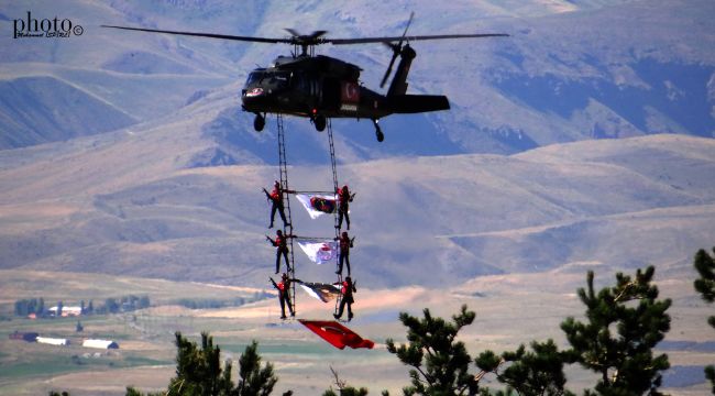 23 Temmuz Kongresu, Türk Yıldızları ve Çelik Kanatlar'ın uçuş gösterisi nefes kesti