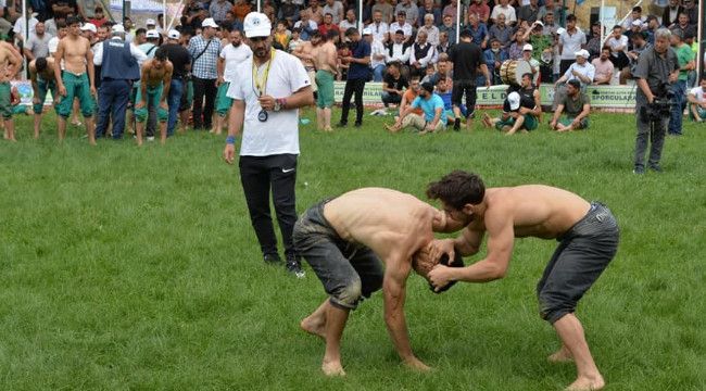 Tortum'da Uluslararası Altın Kemer Karakucak Güreşleri