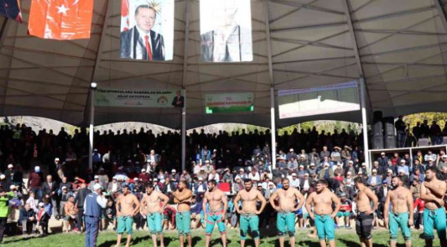 Erzurum'da 'Uzundere Karakucak Güreşleri' nefes kesti