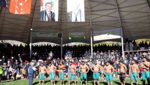Erzurum'da 'Uzundere Karakucak Güreşleri' nefes kesti