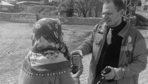 Şenkaya'da yaşlılara ücretsiz bal dağıtıldı