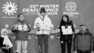 Kış Oyunlarındaki başarılı sporcular, madalyalarını Bakan Göktaş'tan aldılar