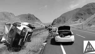 Horasan'da tavuk yüklü kamyonet devrildi; 2 yaralı