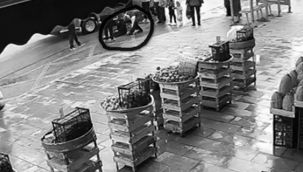 Minibüs, durağa yanaşmadan kapıyı açınca...