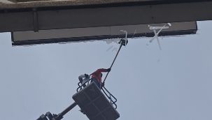 Erzurum'da çatı buzları vinç araçlarıyla temizleniyor